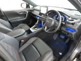 高級感のある美しいインテリアデザインの運転席です。