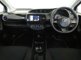 運転席・助手席を入れたインストルメントパネル全体画像です。