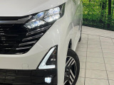 【LEDヘッドライト】悪天候や夜間走行時も良好な視界を確保し安心して運転できる高輝度LEDヘッドライトを装備!点灯速度が早く、消費電力も抑えられています。