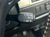 高速道路で便利な【クルーズコントロール】も装着済み。アクセルを離しても一定速度で走行ができる装備です。加速減速もスイッチ操作でOKです。