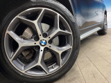 ●純正18インチアルミホイール:輸入車ならではの卓越した走りを支えるホイールと足回りです!日本車の走りに慣れている方にもぜひ体感して頂きたいほど、高いレベルでまとまっています!