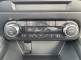 【エアコン】『エアコン装備』の画像になります。暑い夏でも寒い冬でも、車内に快適な空気を届けるので、いつでも快適な車内空間を創り上げます!