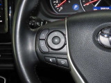 【ステアリングスイッチ】運転中に視線を前に向けたまま画面の操作できます。