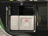 指先だけで簡単に操作が可能な電動パーキングブレーキを採用。「HOLD」スイッチを押すと、渋滞や信号待ちなどでブレーキペダルから足を離しても、ブレーキを保持するので安心です