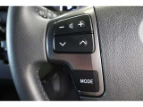 運転中に手を離さなくてもオーディオ操作やインフォメーションディスプレイ内の表示や安全装備の切替が出来るステアリングスイッチ付。走行中に視線を逸らさず出来る手元操作は安全運転につながります。