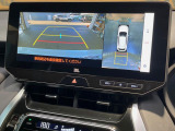 【パノラミックビューモニター】専用のカメラにより、上から見下ろしたような視点で360度クルマの周囲を確認することができます☆死角部分も確認しやすく、狭い場所での切り返しや駐車もスムーズに行えます。