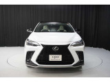 エクステリアは、一目でLEXUSとわかるスピンドルグリルを起点に、人が乗るキャビンの前後を大胆に絞り込んだ菱形のボディと力強く張り出したホイールフレアを融合させ、タイヤの存在を強調しています。