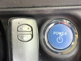 【スマートキー】カバンやポケットに入れたままでもドアの施錠・解錠が可能なスマートキーを装備。エンジンのオン・オフ時もカギを取り出す必要が無いからとっても便利です♪