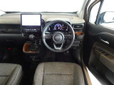 革巻きステアリングで快適な操作性の運転席です。
