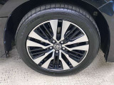 純正のアルミホイール装着。タイヤサイズは235/50R18