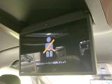 【13型有機ELフリップダウン】三列目からでも迫力のエンタメが観れる大画面フリップダウン。有機ELのモニターでは、一般的なフリップダウンよりも高コントラストでキレイな映像を楽しめます。