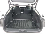 【トランクルーム】荷室の広さも十分です!シートアレンジでシートを畳めば長い荷物だって積めますね。シートアレンジの操作方法など、お気軽にご相談下さい。