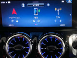 新しくなったセンターコンソールはスマートフォンを操作するような感覚でナビから車両の設定までが可能です。