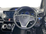 運転席まわりです。 各操作スイッチは使いやすい位置に配置されてます。