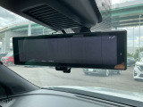 【インテリジェントルームミラー】です。車両後方のカメラ映像がミラー(液晶画面)に写るので、後席の人や荷物が写りこみません。夜間や悪天候でも視界が良好です♪