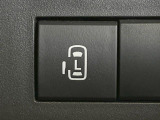 【パワースライドドア】スマートキーや運転席のスイッチでスライドドアの開閉が可能♪電動だから力を入れてドアを開ける必要が無く、小さいお子様でも、重い荷物を持っている時もラクに開け閉めできます♪