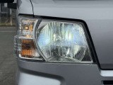 【LEDヘッドライト】悪天候や夜間走行時も良好な視界を確保し安心して運転できる高輝度LEDヘッドライトを装備!点灯速度が早く、消費電力も抑えられています。