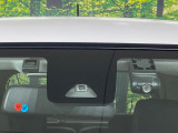 【スマートアシスト】走行中に前方の車両等を認識し、衝突しそうな時は警報とブレーキで衝突回避と被害軽減をアシスト。より安全にドライブをお楽しみいただけます。