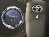 【スマートキー】カバンやポケットに入れたままでもドアの施錠・解錠が可能なスマートキーを装備。エンジンのオン・オフ時もカギを取り出す必要が無いからとっても便利です♪