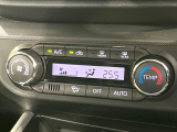 【オートエアコン】一度お好みの温度に設定すれば、車内の温度を検知し風量や温度を自動で調整。暑い&hellip;寒い&hellip;と何度もスイッチ操作をする必要はありません。快適な車内空間には必須の機能ですね♪