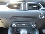 運転席にはハンドルヒーターとシートヒーター。助手席にもヒートシータ―が装備されています。エアコンもヒートシータ―も運転席と助手席で独立しているので、それぞれ違う温度に設定できます。