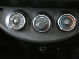 調整が容易なマニュアルエアコンです。夏は快適に、冬も車内の曇りを取ってくれるので安全です♪