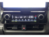 エアコンはオートタイプが装着済みです!オートモードにしておけば、車内温度を設定するだけで風の料や吹き出し口の切り替えを機械が行ってくれます!一年中快適な環境を作れますよ♪