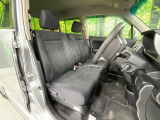 運転席まわりには十分なスペースがあり、大柄な方でもゆったり運転していただける環境です。