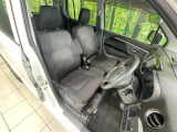 運転席まわりには十分なスペースがあり、大柄な方でもゆったり運転していただける環境です。