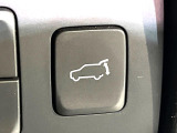 【パワーバックドア】スマートキーや運転席のボタンを押すだけでリアゲートが自動で開閉します!荷物を持っている時や、高い位置にあるバックドアを閉める際に便利な機能です♪