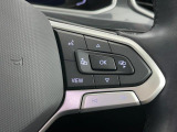 マルチファンクションスイッチつきの本革巻きステアリングは、より安全な長時間ドライブをサポートします。