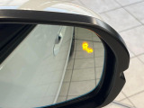 【ブラインドスポットインフォメーション】走行中、ドアミラーの死角になりやすい箇所に後続車が接近するとサイドミラー付近に警告を表示、ドライバーに注意喚起をしてくれます。