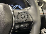 ステアリングスイッチ付きで、運転中に視線を前に向けたまま操作できます。