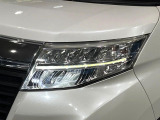 【LEDヘッドライト】悪天候や夜間走行時も良好な視界を確保し安心して運転できる高輝度LEDヘッドライトを装備!点灯速度が早く、消費電力も抑えられています。