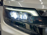【LEDヘッドランプ】ハロゲンヘッドランプの約2倍の光量でより明るく遠くを照らし、夜間走行時の視認性を高める。さらに長寿命や、省電力も魅力。