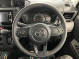 快適な操作性の運転席、ハンドルも綺麗に清掃済みです!もちろん安全を守るエアバッグも装備しているので安心してお乗りいただけます(^^)