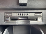【ETC】有料道路を利用する際に料金所で停止することなく通過できる、ETC車載器(ノンストップ自動料金収受システム機器)が装備されています。セットアップを行うことで利用可能になります。