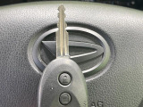 【キーレス】少し離れた場所からでもボタン一つでドアの開錠・施錠ができるのでとっても便利!ドアの鍵穴周りに傷をつけることもありません♪