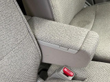 【アームレスト】運転中の身体の負担を軽減してくれるアームレストを装備♪