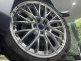 【18インチアルミホイール】外観にマッチしたアルミホイールを装着しております。各種アルミホイールや、スタッドレスタイヤも取扱いしております。是非ご相談ください♪