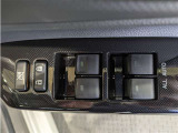 パワーウィンドウのスイッチですよ。 運転席に居ながら窓を開け閉めのコントロールできますよ。 ロック機能で、子供がイタズラして窓を開けるという事も無くなりますよ。