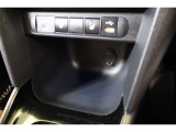運転席からも助手席からも手が届きやすく、充電中のスマホなども置けるフロントコンソールボックスを備えています。USB充電器や様々な電気製品の電源供給ポートとしてアクセサリーソケットも装備されています。