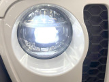●LEDヘッドライト:夜間走行時も良好な視界を確保し安心して運転できる高輝度LEDヘッドライトを装備!点灯速度が早く、消費電力も抑えられています。