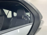 ブラインドスポットモニター(BSM)を装備しています。隣を走る車両が死角に入るとミラー内LEDインジケーターが点灯。さらに、ウィンカーを出すとインジケーターが光って点滅して注意を促してくれます。