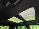 【サンルーフ】開放感たっぷりの希少装備、サンルーフが装着されています!車内に明かりを取り入れたり景色を楽しむ以外にも、車内の空気も簡単に換気できて快適です!