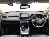 シンプルながら機能性あふれる運転席廻りです。視界性もよく、運転しやすいですよ。