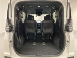 3列目シートは跳ね上げ式で折りたたみ可能です。キャンプ用品など大きな荷物もばっちり収納可能です。