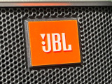 【JBLサウンドシステム】メーカーオプションの高品位サウンドシステムを搭載。専用のチューニングが施された大小様々なスピーカーから良質なサウンドが奏でられ、臨場感あふれる音響空間を演出します。