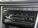 タッチコントロール式2ゾーンフルオートエアコンパネル。運転席、助手席それぞれ独立して温度管理が可能です。花粉やダストを除去するフレッシュエアフィルターも装備され、クリーンな室内環境を保ちます。