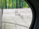 【ブラインドスポットモニター】走行中、ドアミラーの死角になりやすい箇所に後続車が接近するとサイドミラーのレンズに警告を表示!ドライバーに注意喚起をしてくれます。